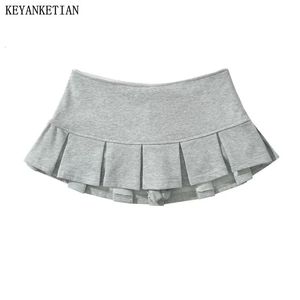 Keyanketian feminino tecido terry cintura baixa y2k mini saia plissada larga decoração cinza claro babado uma linha skort doce 240307