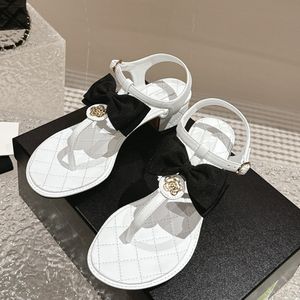 Sandálias femininas luxuosas com salto plano e salto grosso, sandálias com laço de flor de metal, sandálias com fivela de metal, viagens, férias, atividades ao ar livre, sapatos de praia para meninas, presentes