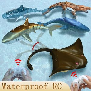 Robotlar RC köpekbalığı oyuncak erkekler için su yüzme havuzları banyo küvet kız çocuklar uzaktan kumanda balık teknesi elektrik biyonik hayvanlar 240307