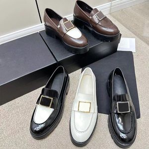 Kadın Loafer Buzağı Metal Metal Soafers% 100 Gerçek Deri Tasarımcı Oxford Ayakkabı Mokasenleri Lüks Elbise Ayakkabı Platformu Somunlar Boyut 35-42 Dermal Sole Penny Loafer Kadın