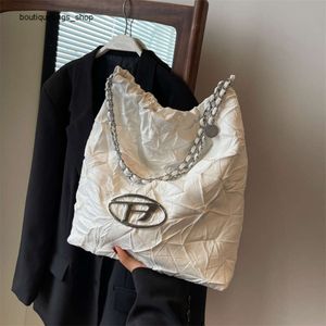 Ucuz toptan sınırlı açıklık% 50 indirim el çantası düz renk modaya uygun ve kişiselleştirilmiş günlük buruşuk küçük çanta basit tek omuz çekme zinciri kadın