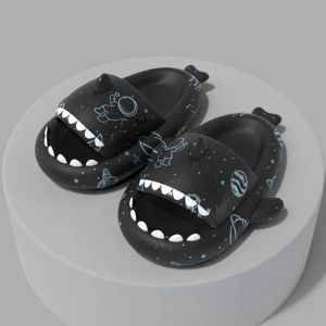 Floplar Bulut Graffiti Köpekbalığı Terlik Platform Köpekbalığı Sandal İç Mekan Banyo Antiskid Slaytlar Çiftler Yaz Ayakkabıları Eva Yumuşak Plaj Flopları