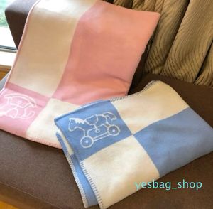 Coperta tessile Coperte di lana di cavallo di design Baby Pink Blue Pattern Trapunta decorativa per divano con lettere per maglieria per bambini