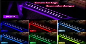 MOTOCOVERS LED Luzes de decoração de bordas de porta de carro USB Placa de chinelo Pedal Pathway Light para a maioria dos veículos Logotipo personalizado Suitab6698161
