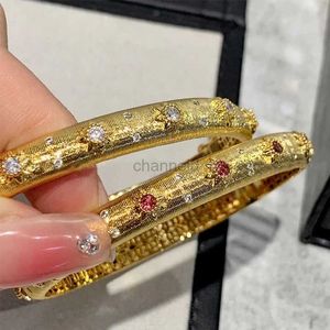 Bangle Palácio Italiano 18K Sólido Banhado A Ouro Pulseiras Senhoras Jóias De Luxo Com Esmeralda Retro Aberto Pulseiras Pulseira De Luxo 240319