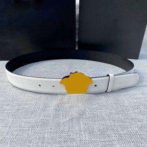 Cintura di design Cintura da donna con fibbia di marca Cintura classica in pelle Tendenza Moda per il tempo libero Fibbia Cintura in pelle di vacchetta Confezione regalo 240315