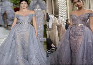 Zuhair Murad Abiti da sera grigio polvere Gonna oversize in pizzo lucido con spalle scoperte Abito da ballo a figura intera con strascico staccabile Occasione Part2074116