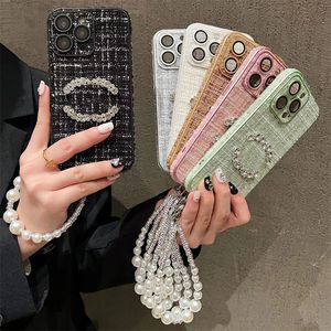 Дизайнерские чехлы для Iphone Женские чехлы для телефонов с цепочкой Pearl Phonecase Женский Iphone 15 14 13 12 Pro Чехлы для сотовых телефонов Модный защитный чехол для телефона