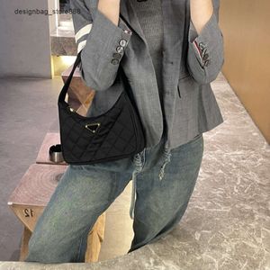 Toptan Perakende Marka Moda Çantaları Yeni Lingge Hobo Under Emfed Bag Orta Antik Naylon Bez Su geçirmez ve Kir geçirmez Siyah Taşınabilir Omuz Kadınlar için