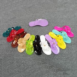 Boyut 36-42 Mens T Flip Flop B Tasarımcı Kadın Kristal Jöle Tangal Sandal Temiz Kauçuk Terlik Flaş Pembe Yeşil Gökkuşağı Renk Terlik Havuzu Açık Plaj Slaytları