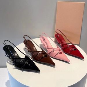 Deri MM marka pompalar Metal toka süslenmiş sandalet 5.5cm yavru kedi topuk miu kadınlar lüks tasarımcı sivri uçlu ayak parti ayakkabıları