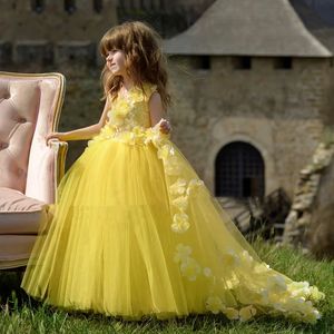 Sarı prenses çiçek kızlar elbiseler 3d çiçek aplikeler doğum günü partisi elbise çocukları mahkeme treniyle resmi giyim kolsuz yürümeye başlayan çocuk bir çizgi tül gelinlik