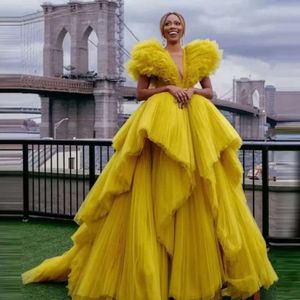 Tül Yeni Sarı Balo Elbiseleri Ekstra Kabarık Ruffles v Boyun Foto Shoot Kadınlar Elbise Uzun Vestidos De Fiesta Resmi Akşam Elbise Estidos