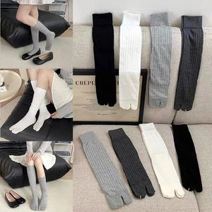 Kadın SOCKS 1PAIR Pamuklu Ayak Toe İki Orta Kaldır Buzağı Çorap Sonbahar Kış Dikey Şeridi Japon Tabi Clogs