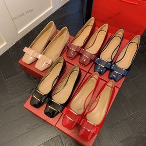 7cm 4cm vara yay pompaları sandaletler kadın patent deri topuk ayakkabıları kırmızı siyah bisque bej platformu yüksek topuklu altın ton metal toka İtalya 2024 gündelik parti slayt katırları