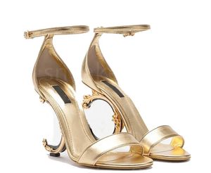 Tasarımcı tarzı ayakkabılar lüks markalar kadın patent deri sandalet ayakkabıları pop topuk altın kaplı açık ayak parmağı yuvarlak harf karşı cins altın çıplak çizgi sandalet