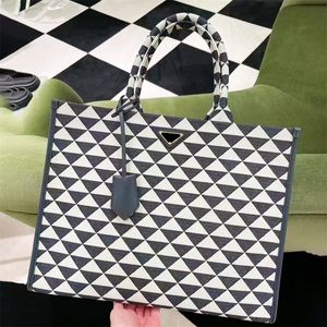 Lüks Bayan Symbole kabartmalı Üçgen Çantalar Vintage Omuz Seyahat Mağazası Tote Çantalar Erkek Debriyaj Büyük Tasarımcı Çanta Lady Çanta Tuval Crossbody Hobo Duffle Bag