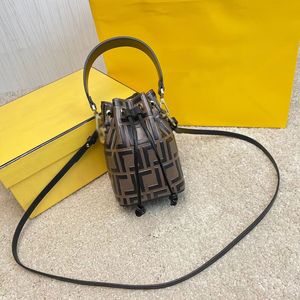 Buzağılı Tasarımcı Küçük Kova Çantası Metal Logo Dekorasyon Kadınları Deri Deri Deri Diyagonal Omuz Çantası Yüksek Kalite Drawstring Tote Crossbody Bag Kadın Moda Çantası