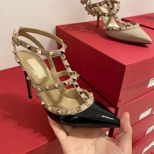 Tasarımcı Kadın Sandalet Perçinli Saçlı Ayak Ayakkabıları Yaz 2023 Tasarımcı Klasik Marka Siyah Gold Mat Gerçek Deri Kırmızı Parlak Düğün Ayakkabıları 34-44