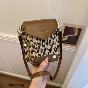 Дизайнерская роскошная модная сумка для плеча в Instagram Новая женская сумка корейский леопардовый принцип мини -сумка одно плечо одно плечо рот рот красная сумка.