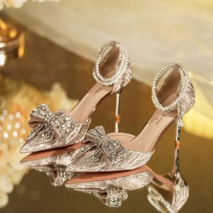 Lüks sivri uçlu kadınlar rhinestone kelebek inci altın yüksek topuklu gümüş topuk sandaletler parti düğün ayakkabıları artı 240320