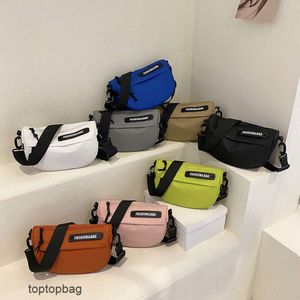 Tasarımcı Lüks Moda Omuz Çantaları Kore Boş Zaman Yeni Tek Omuz Crossbody Dumping Çanta Instagram Moda Çok yönlü Naylon Şeker Renkli Kadın Çanta