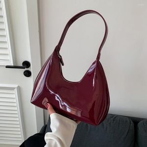 Bolsas de ombro designer retro vinho vermelho para mulheres couro patente moda crescente saco 2024 francês pequena bolsa senhoras totes