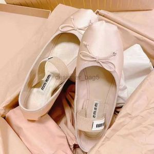Miui Paris Bale Moda Tasarımcısı Profesyonel Dans Ayakkabıları Saten Balerinler MM Platform Bowknot Sığ Ağız Tek Ayakkabı Düz ​​Sandalet Kadınlar İçin