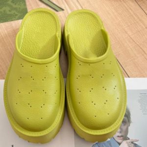 Bahar Yaz Yeni Çift Delik Ayakkabı Kadın Tasarımcı Lüks Yumruklu Oyma Kalın Sole Ayakkabı Yumuşak Konforlu İç Astar Klasik kauçuk taban Düz Topuk Ayakkabı