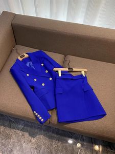 Весенние синие однотонные комплекты платьев из двух частей. Пиджаки с длинными рукавами и зубчатыми лацканами. Топ + короткая юбка с поясом. Костюмы из двух частей O4M252101