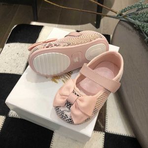 Klasik yürümeye başlayan ayakkabılar rahat bebek kız ayakkabı boyutu 20-25 kutu ambalaj örgü şal tasarımı bebek yürüyüş ayakkabıları 24mar