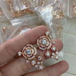 Brincos de colar no.5 Novo em luxo Camellia sinensis Colar de jóias finas para feminino pingente de feminino K Gold Heart Ladies Fashion With Packing Box