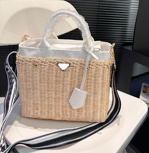 Klasik Üçgen Lüks Takı Kadınlar Çanta Panier Straw Bag Örgü Plaj Tasarımcı Omuz Çantaları Hasır Capucness P Tasarımlar Çanak Çantalar Crossbody Sepet