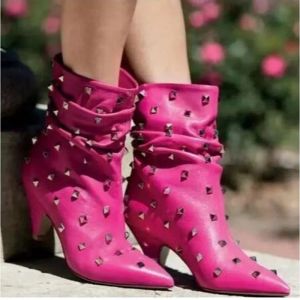 Ярко-розовые кожаные ботинки до середины икры с острым носком и шипами на среднем каблуке, женские короткие ботинки в стиле панк, размер 44