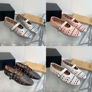 Fishnet bale daire tasarımcısı düz ayakkabılar moda plaj ayakkabıları elbise ayakkabıları oyuk örtü sandal yuvarlak kafa rhinestone perçin tokası mary loafers 545