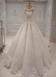 Abiti da sposa firmati Eleganti lunghi splendidi Dubai Arabia Ball Gown Appliques in pizzo Perline di cristallo Maniche corte Abiti da sposa Wedd6512622