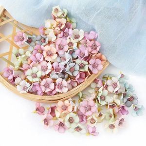 Dekoratif çiçekler 100pcs çok renkli sevimli küçük yapay mini ipek düğün dekorasyon diy çelenk moda başlık malzemeleri