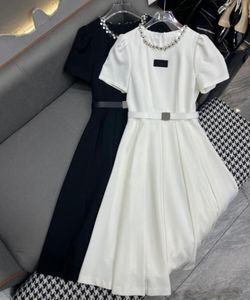 Tasarımcı Elbiseler Yaz Yeni Moda Mektubu Baskı Yuvarlak Boyun Kısa Kol İnce Fit Sarma Kalça Elbise Amerikan Kadın Giysileri Siyah Beyaz