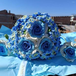 Dekoratif çiçekler bitmiş el yapımı dokuma gül buketi bir sertifika düğün sevgililer günü hediyesi tutarak