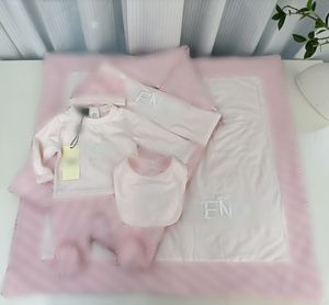 Designer Sacchi a pelo stampati con lettera neonato Abiti Neonati orso di cotone Morbido pagliaccetto tuta per dormire Biancheria da letto Coperte Cappello Bavaglino Pannolini 5 pezzi Abbigliamento infantile S1277