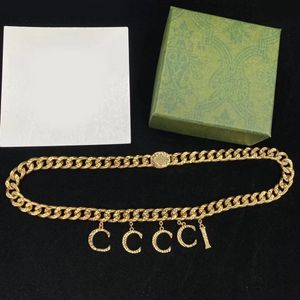 Colar de colar de latão dourado Carta de moda Pingente Colar Colar Designer para Mulheres Jóias de Designer de Temperamentação Postagem Grátis.