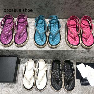 Chanells Terlik Kadın Platformu 2022 Saman Ayakkabıları Kapitone Diamond Thong Sandalet Ayak Bileği Daireleri Orijinal Deri Flip Flops Metal Zincir Kayışı
