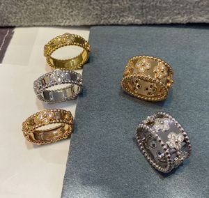 Yeni lüks dört yapraklı yonca yüzüğü moda klasik geniş yüz elmas yüzük kadınlar için 18k altın yüksek kaliteli tasarımcı yüzük takılar