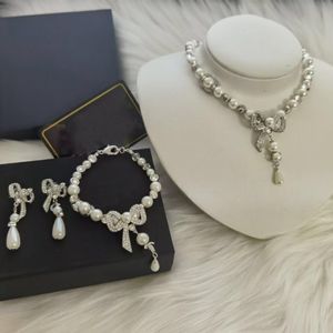 Colares com pingente de pérolas de luxo de diamantes de alta qualidade para mulheres fabricantes de estilo clássico design de marca vintage popular258H