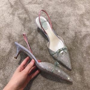 Elbise ayakkabıları qsgfc gümüş renk kristal dekorasyon tarzı şarap cam topuk arkadaşlar parti ayakkabıları nijeryalı moda bayanlar ayakkabı ve çanta parti j240328