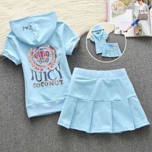 Juicy Trainingsanzug Neues kurzärmeliges Sportbekleidungsset für Damen, schmal geschnittenes Kleid, Frühling und Herbst, lässiger Sport, plissierter Tennisrock, zweiteiliges Set, trendig 9143