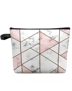 Косметички, белая мраморная текстура, розовая треугольная косметичка, сумка для путешествий, предметы первой необходимости, женский органайзер для туалета, пенал для хранения