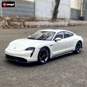 Burago 1:24 Porsche Taycan Turbo S: Beyaz/Blue Sports Die Cast Collecable Model - Araba meraklıları için bir zorunluluktur.