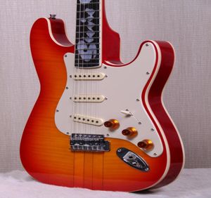 Özel Mağaza Stevie Ray Vaughan SRV Numaralı bir Hamiltone Cherry Sunburst St Electric Gitar Kitap Mühürlü Kıvırcık Akçaağaç Üst Flame MA2933350