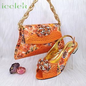 Sıradan ayakkabılar son turuncu renk alçak topuklu peep toe bayanlar eşleşen çanta Nijeryalı kadınlar için set